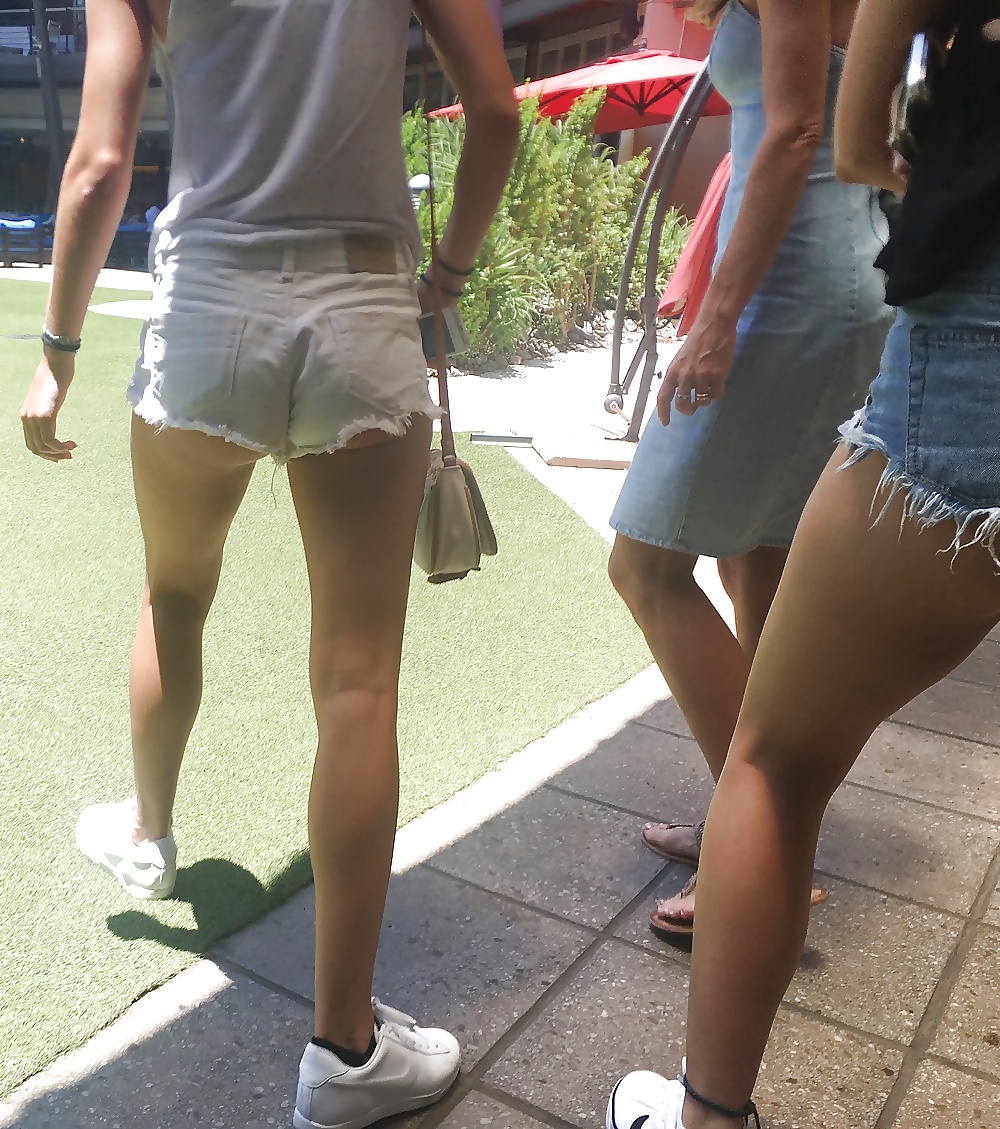 Teen slut sisters in tiny shorts at the mall  (16/20)