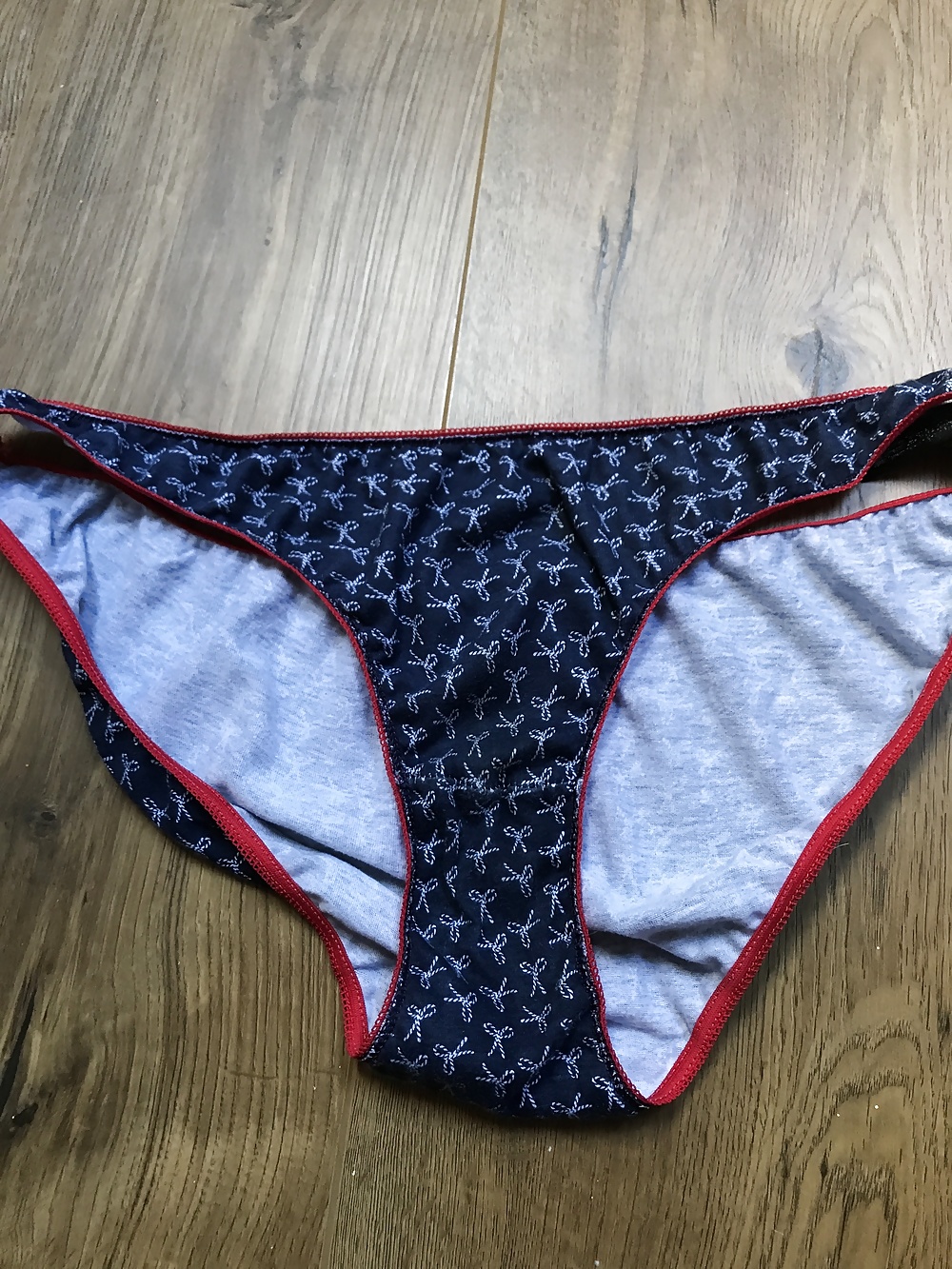Wife's dirty knickers (1/2)
