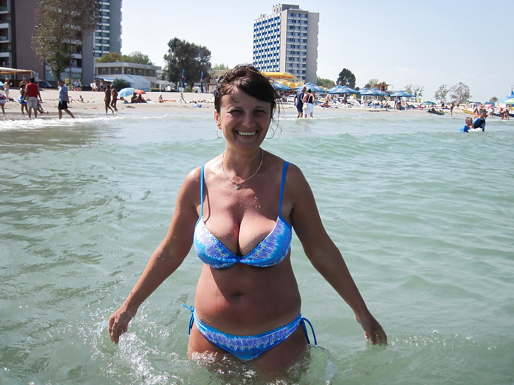 Huge_chested_milf_in_bikini_with_giant_36_F_cup_natural_rack (10/70)