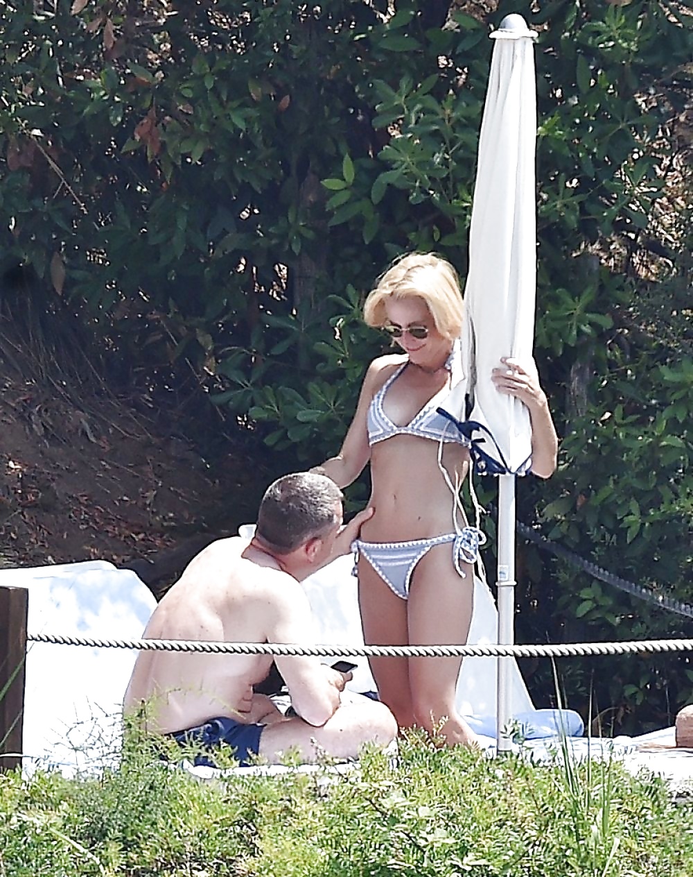 Gillian_Anderson_Bikini_vacation_in_Portofino_6-21-17 (5/12)