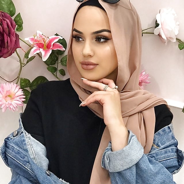 Gorgeous Hijabi Sabrine from Australia  (2/16)