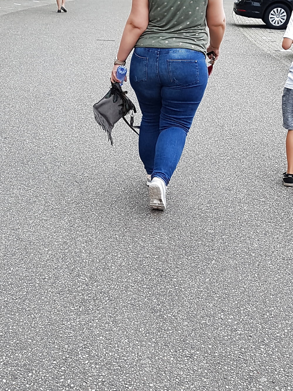 Bbw_milf_with_thick_legs_and_butt_in_tight_jeans (13/34)