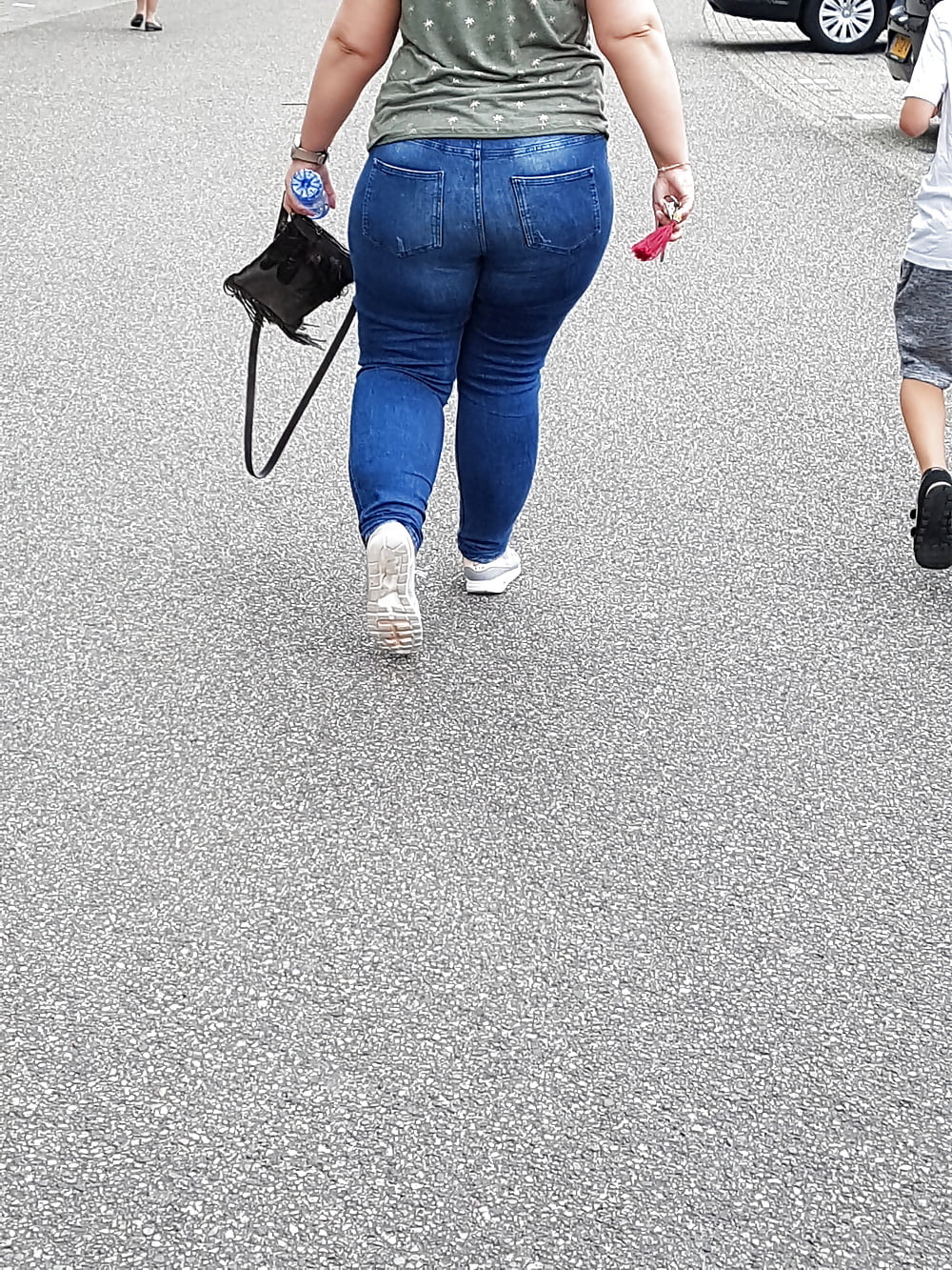 Bbw_milf_with_thick_legs_and_butt_in_tight_jeans (6/34)