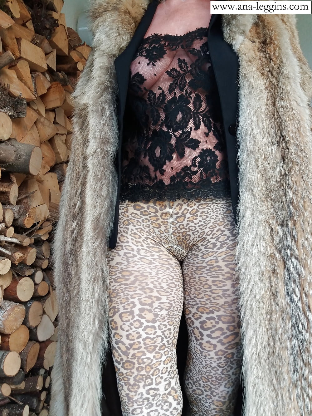 Ana in leopard leggins (2/4)