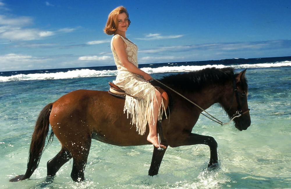 Gillian Anderson Jadran Lazic Hawaii Photoshoot 1996  (16/32)
