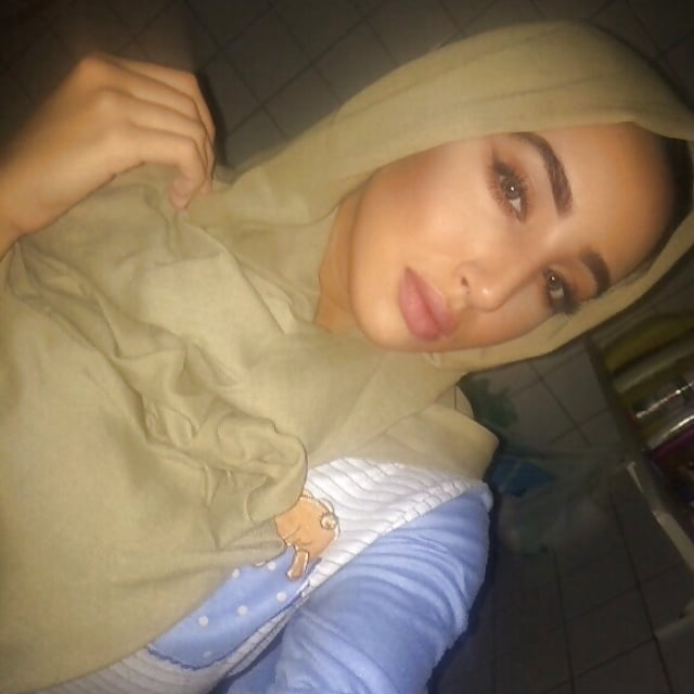 Sexy Beautiful Moroccan Arab Hijabi Blowjob Face (20/23)