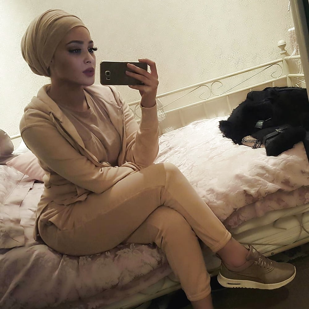 Sexy Hijabi in Slutty Heels Lips (21/54)