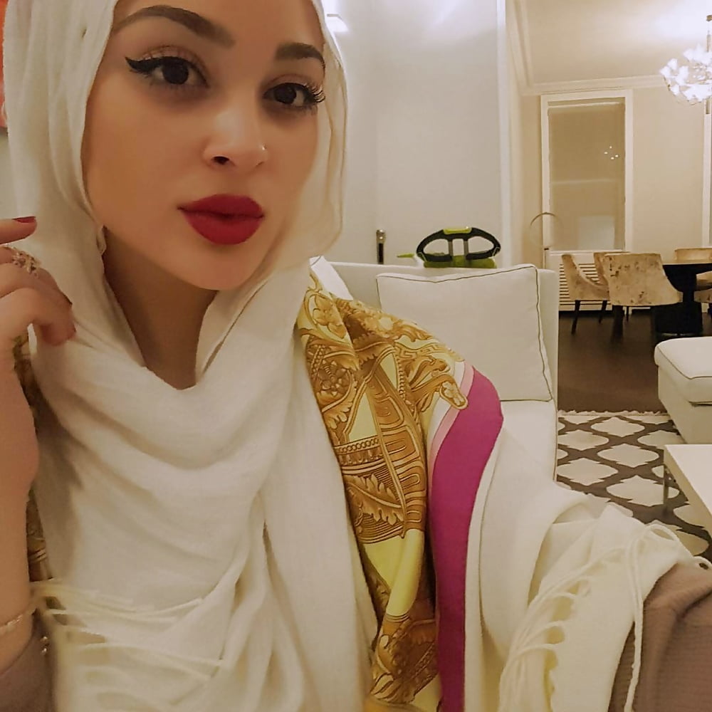 Sexy Hijabi in Slutty Heels Lips (16/54)
