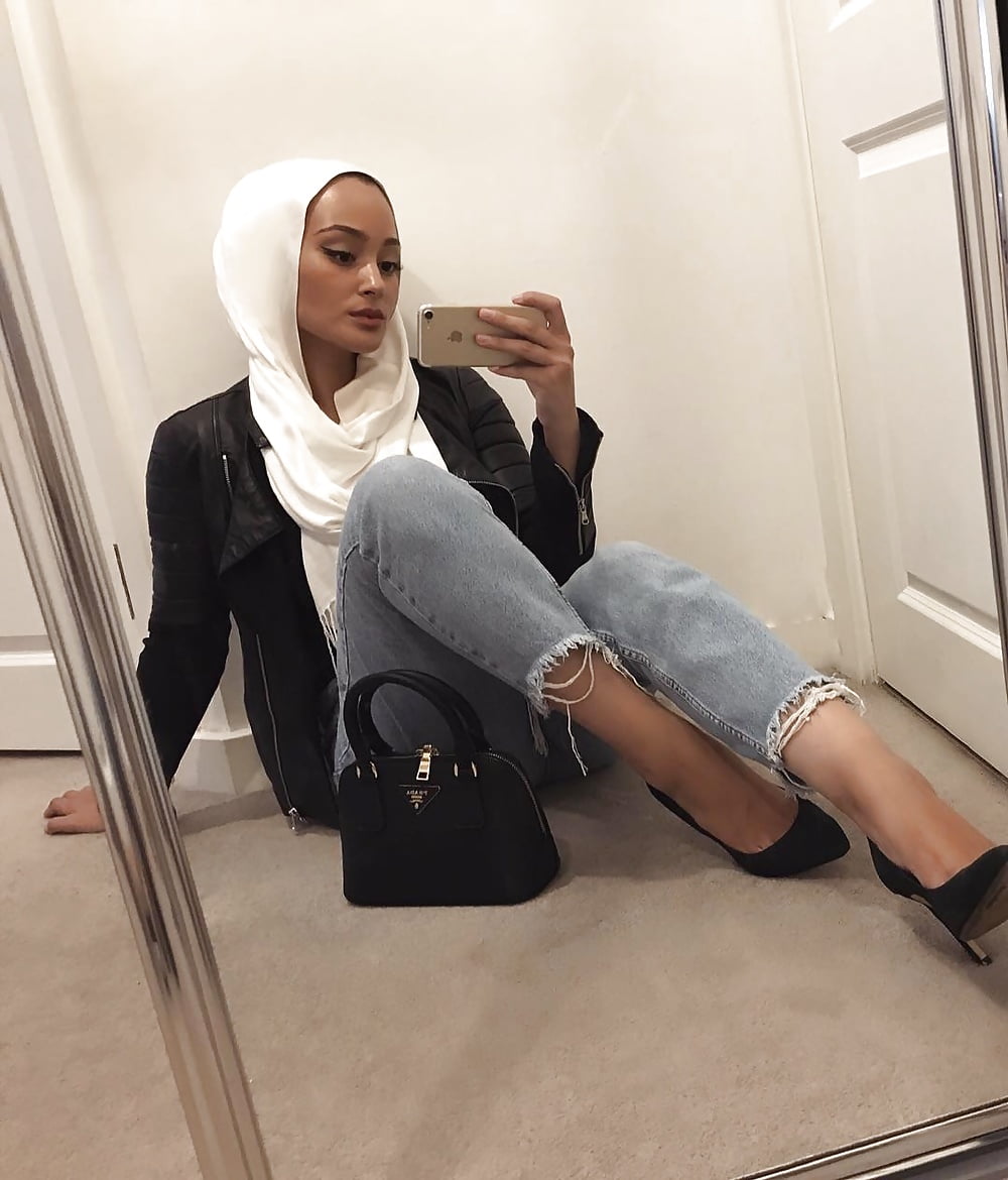 Sexy Hijabi in Slutty Heels Lips (11/54)