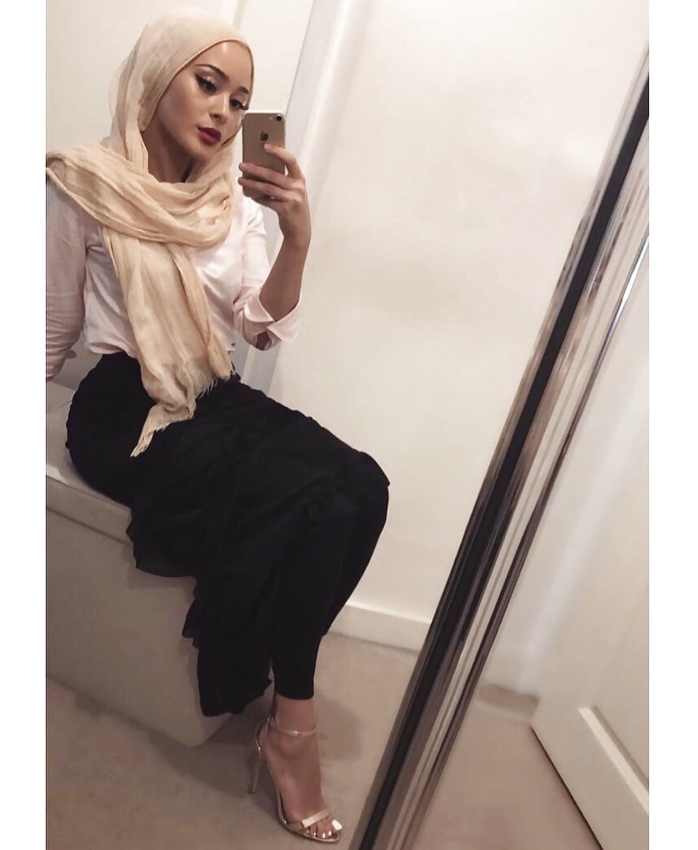 Sexy Hijabi in Slutty Heels Lips (10/54)