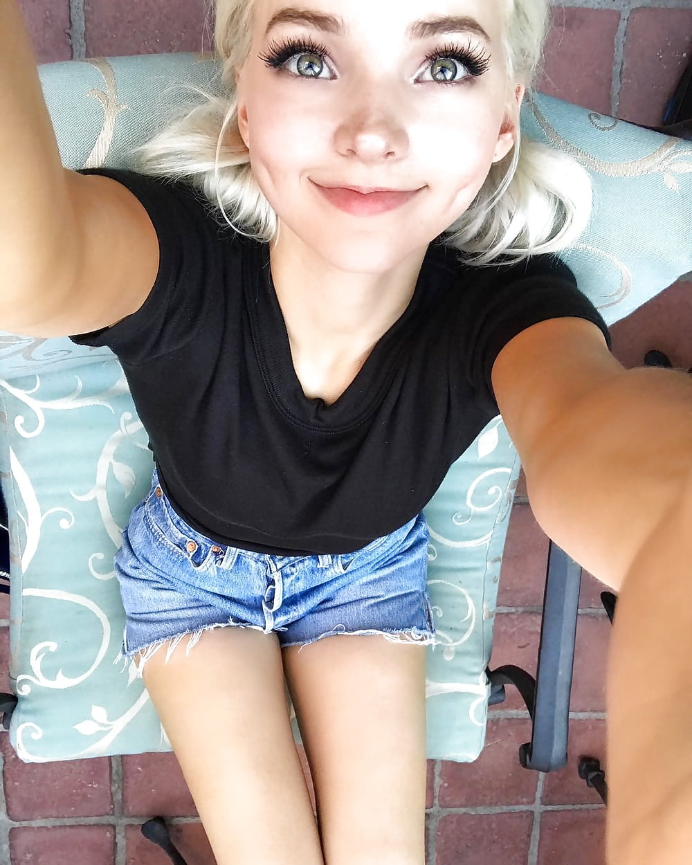 Dove Cameron (IG)  selfie 9-14-17 (1/1)