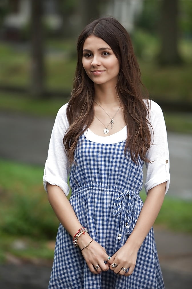 Victoria Justice Knows How To Turn A Guy On 2 (57/94)