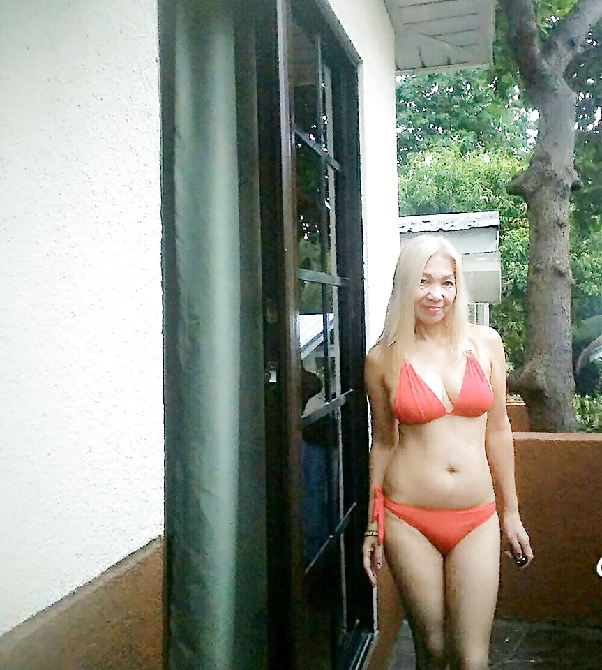 Sexy Blonde Stunning Mature Milf In Bikini At Resort (12/12)