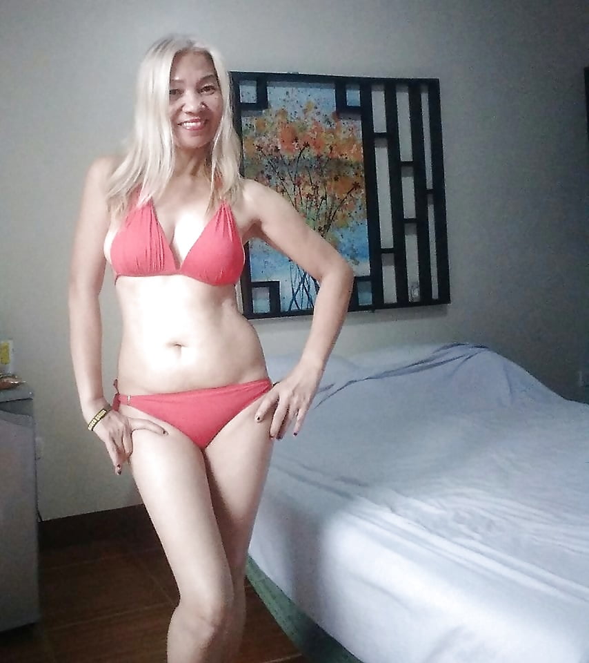 Sexy Blonde Stunning Mature Milf In Bikini At Resort (8/12)