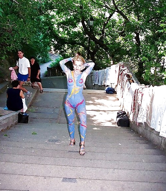 Naked_body_art_girl_in_public (9/10)