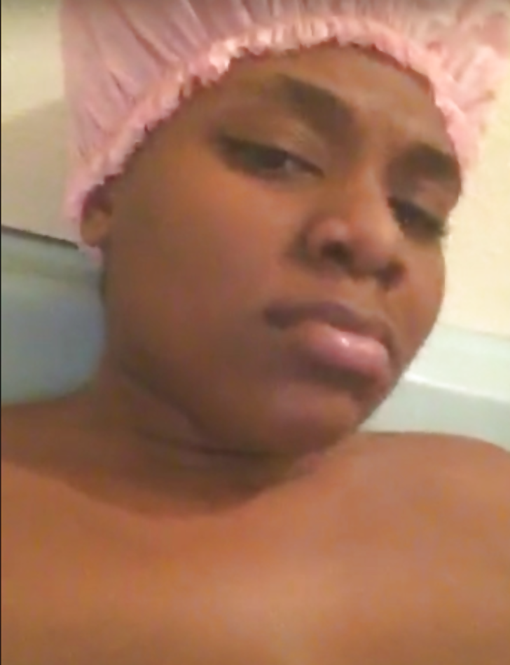 Ebony in The tub. (1/3)