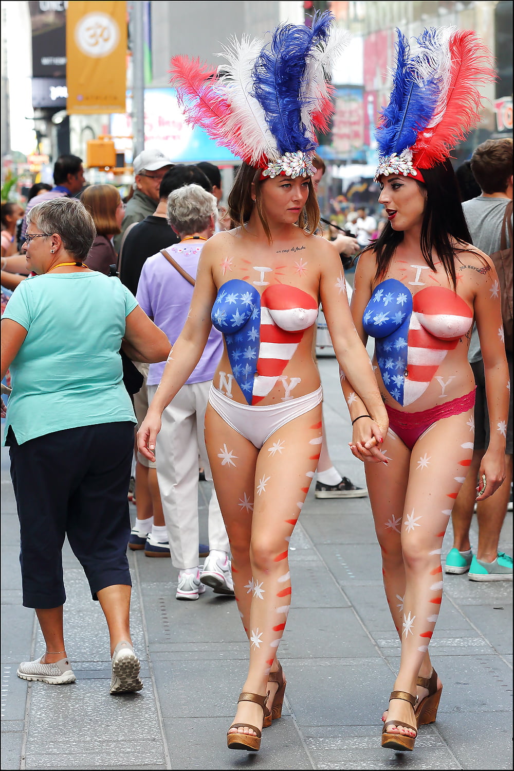 Topless bodypainted on Times Square (18/53)