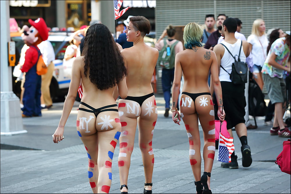 Topless bodypainted on Times Square (23/53)