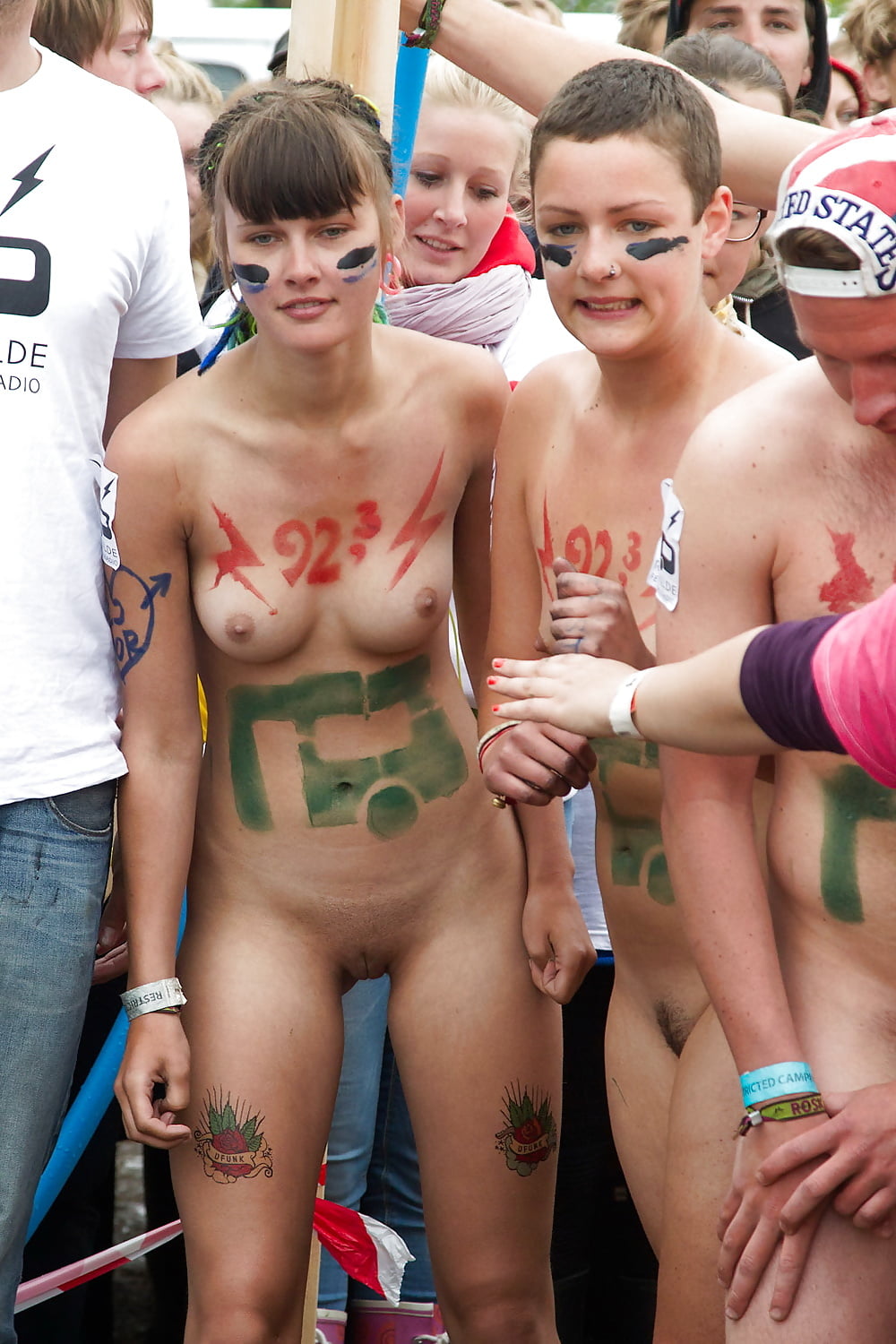 Collection_of_young_women_from_Roskilde_nude_run (1/13)