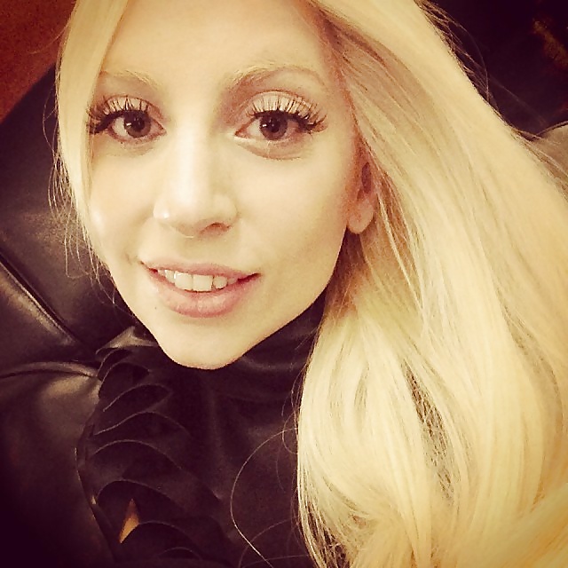 Gaga pics with & without makeup  (19/25)