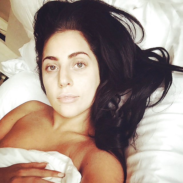 Gaga pics with & without makeup  (14/25)