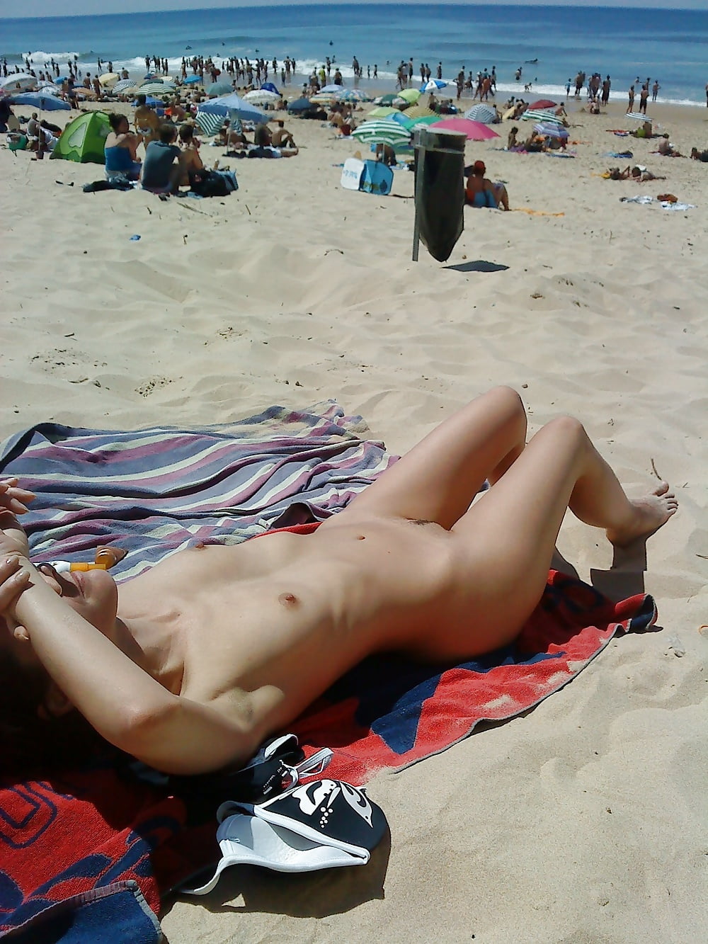 French MILF beach and pussy (15/15)