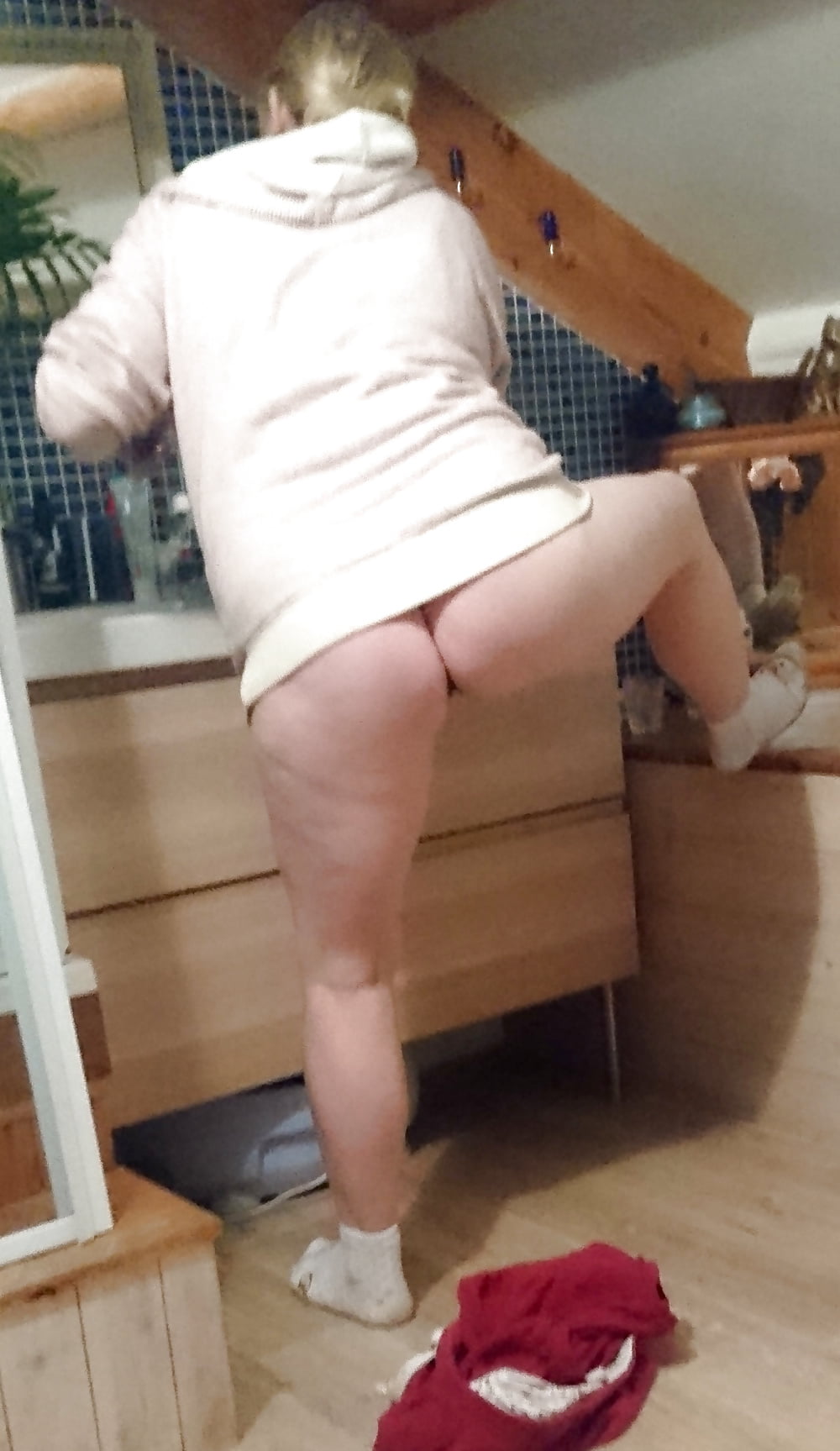 UK Wife washing her pussy (2/5)
