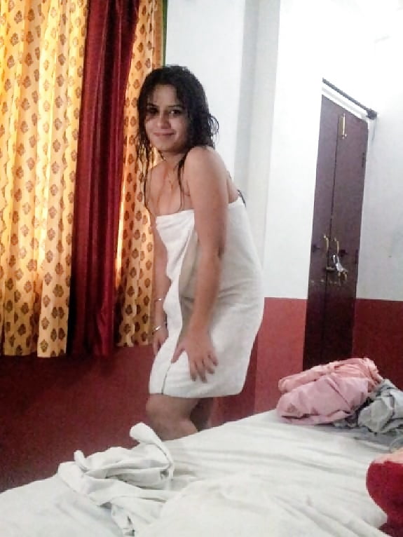 Indian college girl exposing her assets (2/5)