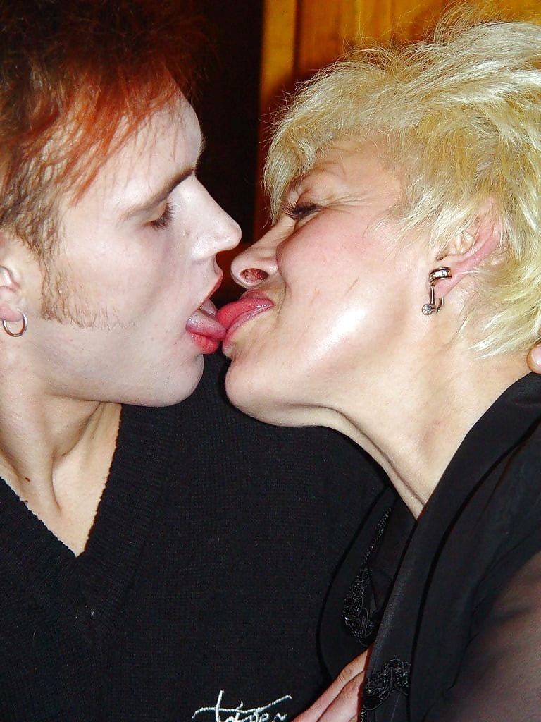 Studs Kiss Their Older Mature Babes 2 (22/98)