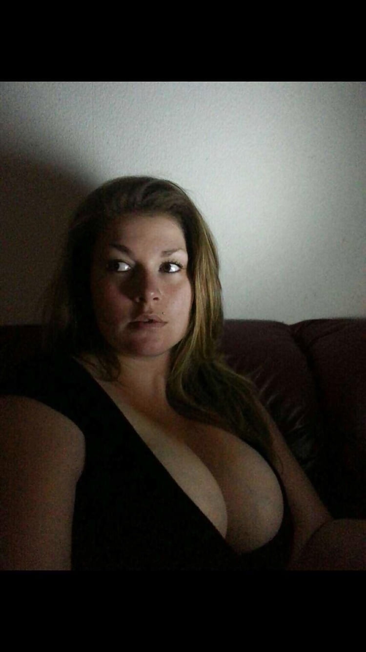 Julie French Curvy Slut With Natural Big Tits Photo X Vid