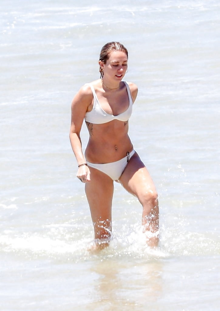 Miley Cyrus  wears a white bikini on the beach (13/17)