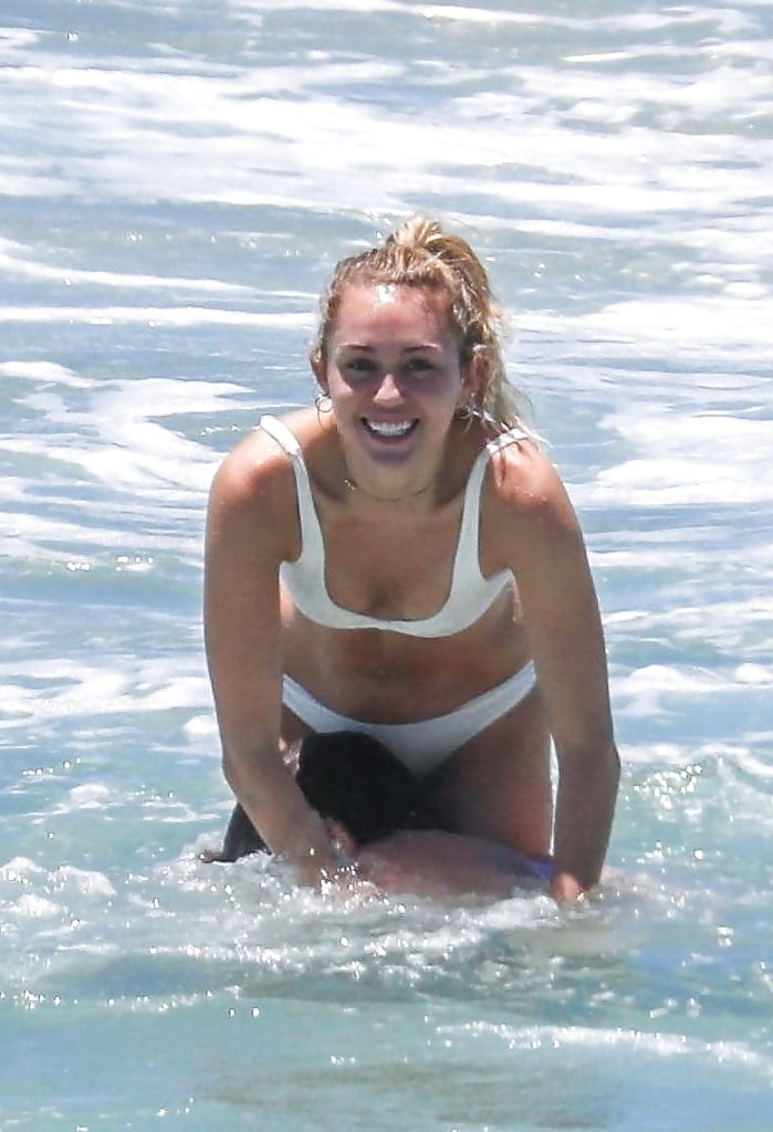Miley_Cyrus_wears_a_white_bikini_on_the_beach (3/17)