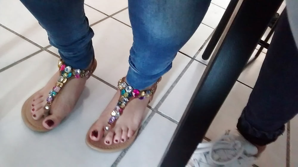 Delicious_teen_friend_feet_and_face (1/12)