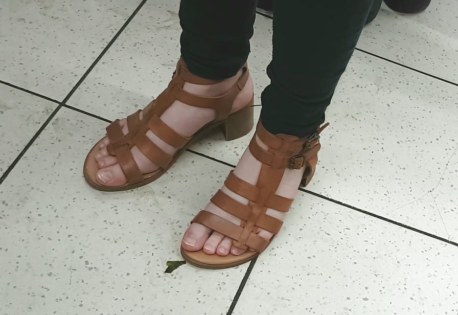 Candid_legs_and_feet (4/23)