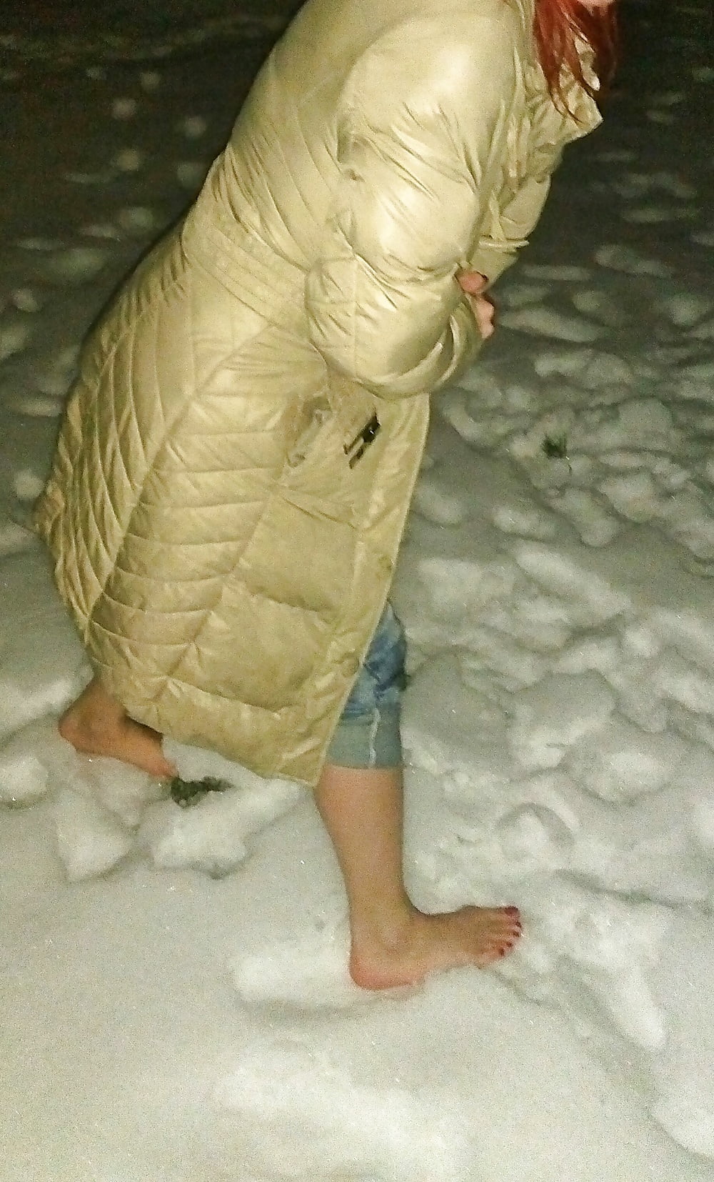 Zena bosa u snegu 2 Wife barefeet in snow 2 (12/12)