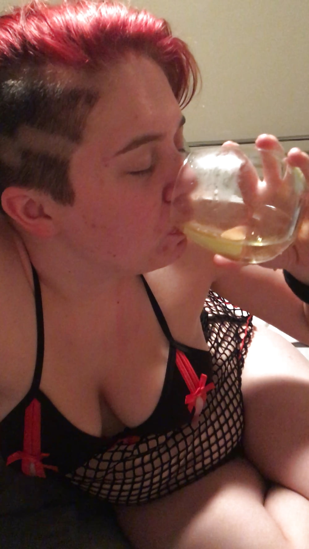 Amateur wife drinking piss (22/35)