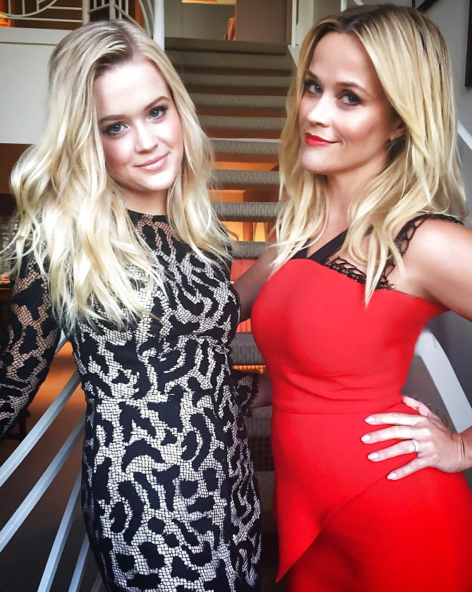 Reese Witherspoon and Ava (1/12)