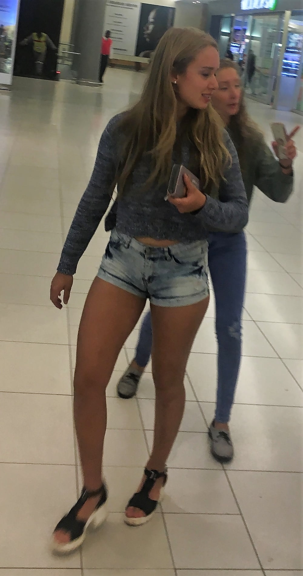 Lovely_teen_mall_slut_in_tiny_shorts (18/22)
