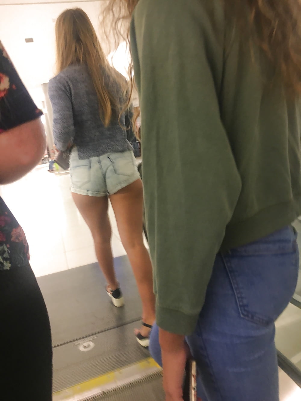 Lovely_teen_mall_slut_in_tiny_shorts (20/22)