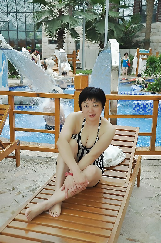 China_chubby_and_mom_with_swimsuit (2/12)
