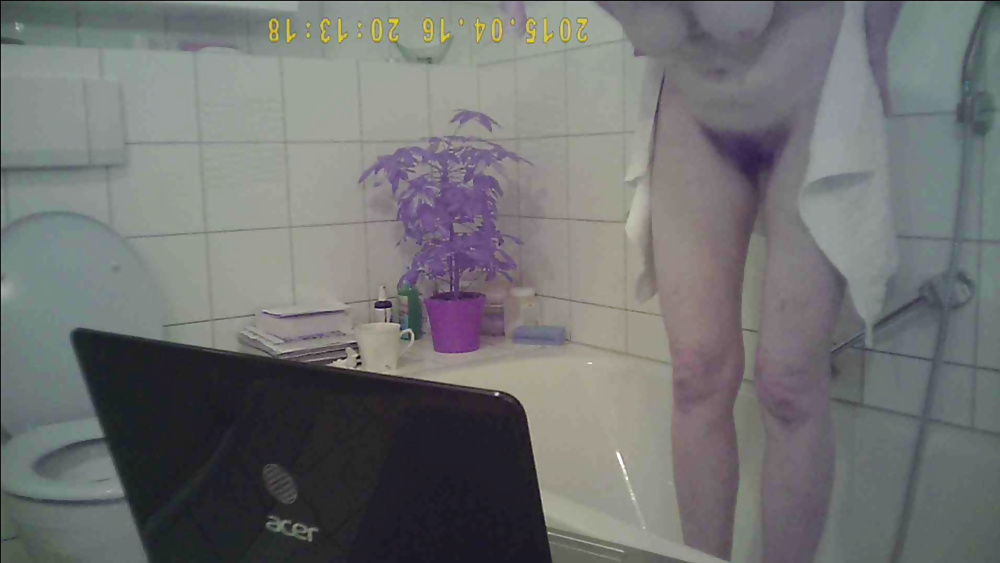 hidden_spy_cam_-_slut_bitch_mum_in_bathroom_-_comment (13/41)