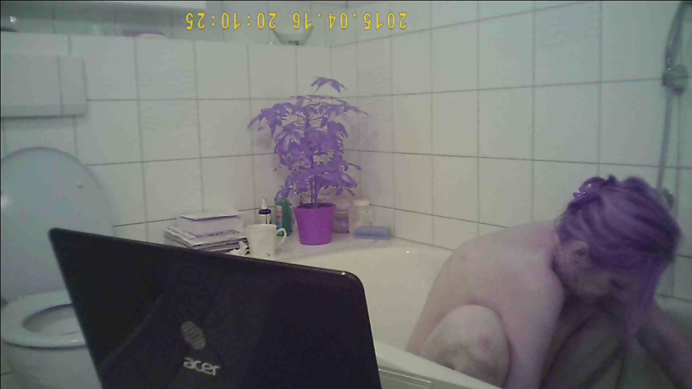 hidden_spy_cam_-_slut_bitch_mum_in_bathroom_-_comment (4/41)
