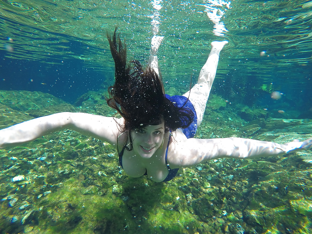 Vacation busty underwater girl - Photo #13.