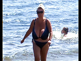 Enorme Tettona Matura al mare beach huge tits italiana  (2)