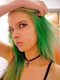 Sexy_girls_with_heavily_pierced_faces (2/7)