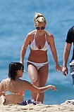 Britney_Spears_Bikini_in_Hawaii_4-11-17 (4/6)