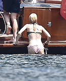 Gillian_Anderson_Bikini_in_Italy_6-16-17_Pt_2 (23/48)