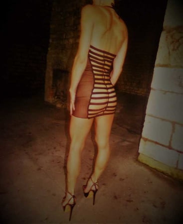 High_heels_ _sexy_dress_outdoor-_Tenue_sexy_et_Talons_hauts (16/17)