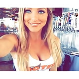 Hooters_Collection (5/62)