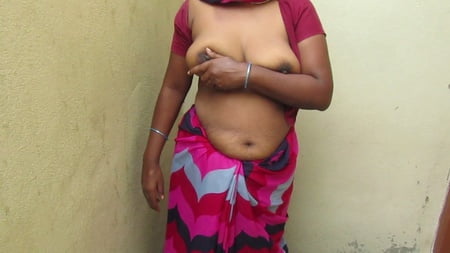 tamil_horny_aunty_standing_to_showing_her_boobs (10/23)